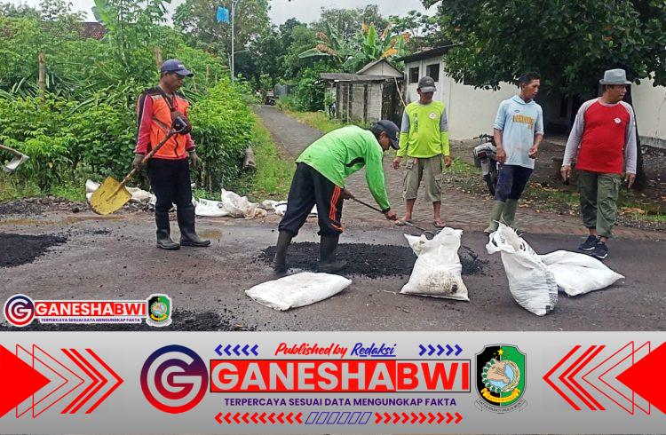 Babinsa Koramil 0825/09 Tegaldlimo Ajak Warga Ringing Anom Gotong Royong Perbaiki Jalan Berlubang dengan Aspal Kebo Babinsa Koramil 0825/09 Tegaldlimo Ajak Warga Ringing Anom Gotong Royong Perbaiki Jalan Berlubang dengan Aspal Kebo