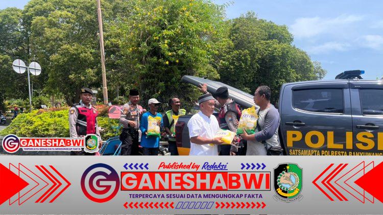 Polresta Banyuwangi Gelar Jumat Berkah; Bagikan Beras SPHP kepada Jukir, Tukang Becak, dan Takmir Masjid Agung