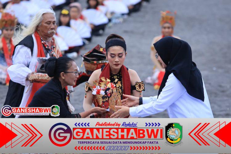 Dari Papua hingga Amerika, Penari Diaspora Merinding Ikuti Prosesi Meras Gandrung di Banyuwangi Dari Papua hingga Amerika, Penari Diaspora Merinding Ikuti Prosesi Meras Gandrung di Banyuwangi