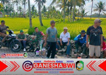 Babinsa Koramil Songgon Bersama Warga Perbaiki Jalan Dusun Wiyayu Barat