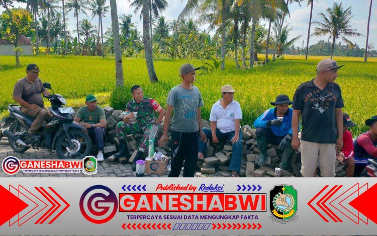 Babinsa Koramil Songgon Bersama Warga Perbaiki Jalan Dusun Wiyayu Barat Babinsa Koramil Songgon Bersama Warga Perbaiki Jalan Dusun Wiyayu Barat