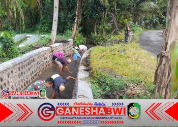Babinsa Koramil 0825/20 Songgon Gelar Karya Bhakti Bersama Warga, Bersihkan Saluran Irigasi dan Perbaiki Jalan