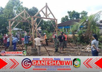 TNI dan Warga Siliragung Kompak Bangun Joglo Rembug Poktan untuk Majukan Pertanian Desa