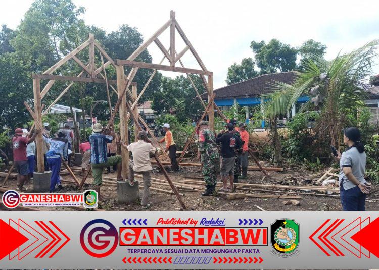 TNI dan Warga Siliragung Kompak Bangun Joglo Rembug Poktan untuk Majukan Pertanian Desa