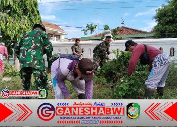 Prajurit Kodim 0825/Banyuwangi Gelar Karya Bhakti Bersihkan Makam Pahlawan Jelang Hari Pahlawan 2025