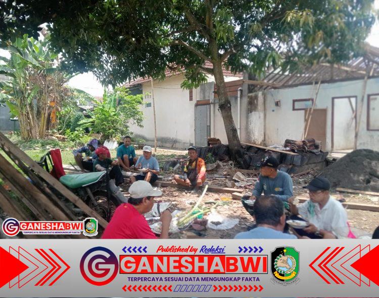 Babinsa Koramil 0825-04/Genteng Pimpin Gotong Royong Perbaiki Rumah Warga Babinsa Koramil 0825-04/Genteng Pimpin Gotong Royong Perbaiki Rumah Warga
