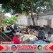 Babinsa Koramil 0825-04/Genteng Pimpin Gotong Royong Perbaiki Rumah Warga Babinsa Koramil 0825-04/Genteng Pimpin Gotong Royong Perbaiki Rumah Warga