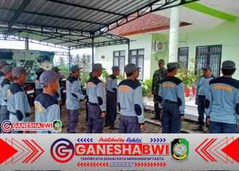 Babinsa Glenmore Latih Linmas Bumiharjo, Perkuat Keamanan Swakarsa Desa