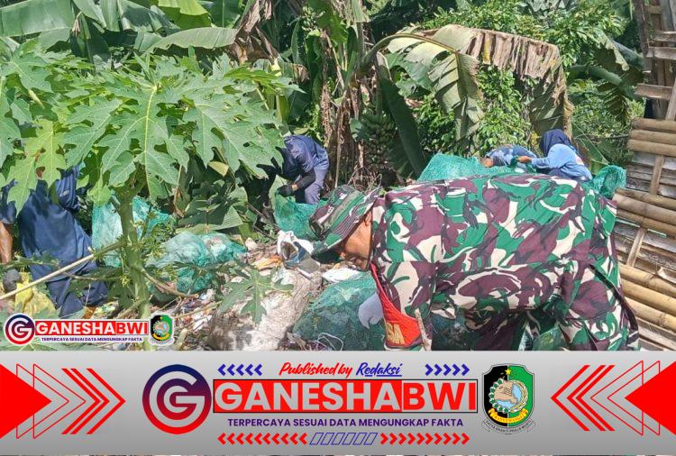 Babinsa Siliragung dan Warga Bersama Sungai Watch Gelar Aksi Bersih Sungai di Dusun Krajan