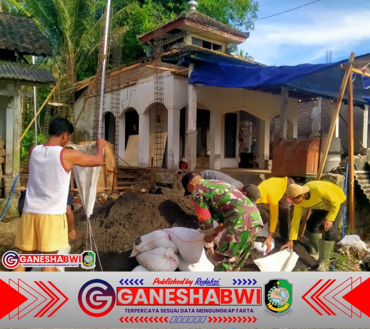 Babinsa Koramil 0825/20 Songgon Bersama Warga Angkut Material Pembangunan Masjid Nurul Huda