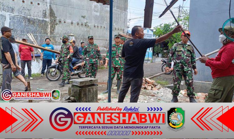 TNI dan Warga Pakistaji Gotong Royong Perbaiki Rumah Roboh Akibat Angin Kencang