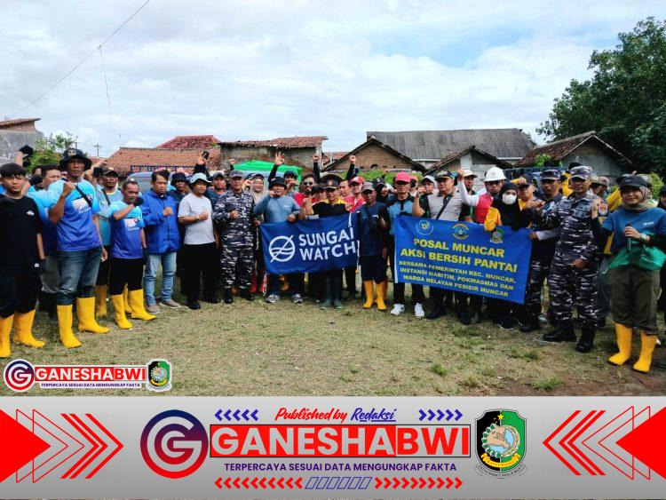 TNI AL Posal Muncar dan Sungai Watch Gelar Big Clean Up di Pantai Sampangan, Ratusan Warga Terlibat
