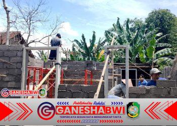 Babinsa Kepundungan Pimpin Karya Bakti, Bangun Rumah Warga Bersama Masyarakat