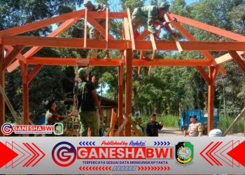 Babinsa Pesanggaran Ajak Warga Gotong Royong Bangun Pos Linmas di Desa Kandangan Babinsa Pesanggaran Ajak Warga Gotong Royong Bangun Pos Linmas di Desa Kandangan