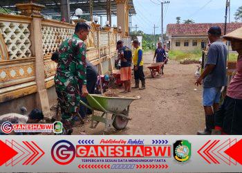 BABINSA KALIBARU MANIS GALAKKAN KERJA BAKTI BERSIHKAN DRAINASE JELANG MUSIM HUJAN