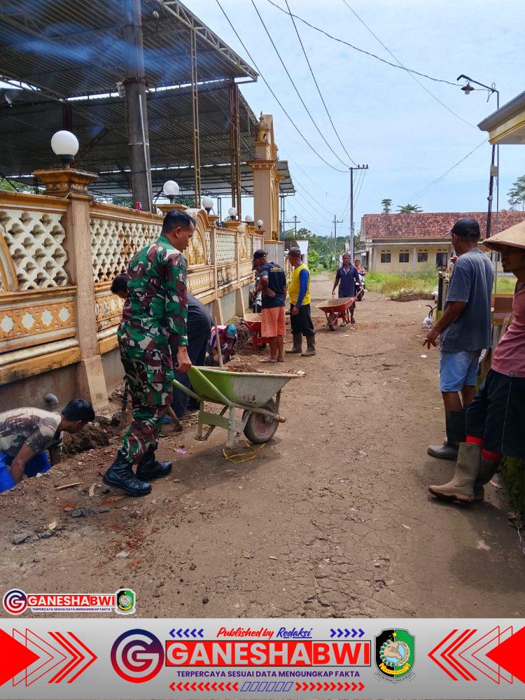 BABINSA KALIBARU MANIS GALAKKAN KERJA BAKTI BERSIHKAN DRAINASE JELANG MUSIM HUJAN