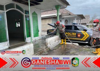 Polres Lumajang Gerak Cepat Bersihkan Musala dan Rumah Warga Terdampak Erupsi Semeru Polres Lumajang Gerak Cepat Bersihkan Musala dan Rumah Warga Terdampak Erupsi Semeru