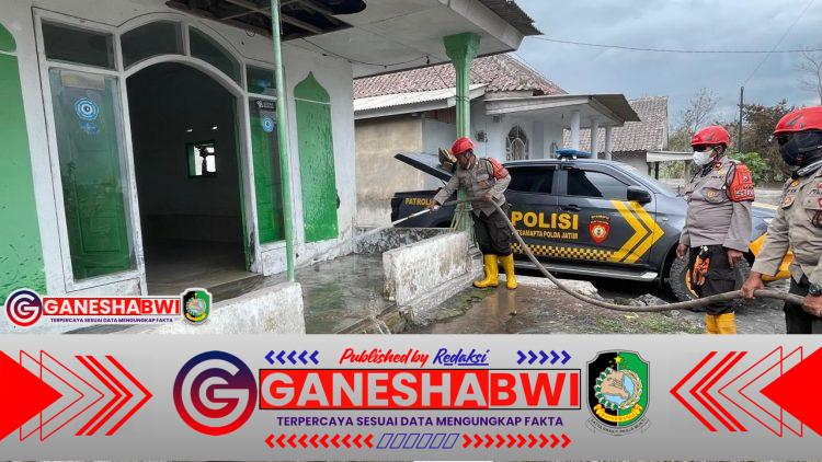 Polres Lumajang Gerak Cepat Bersihkan Musala dan Rumah Warga Terdampak Erupsi Semeru
