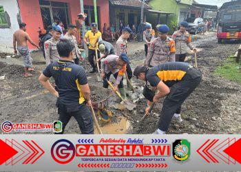 Sigap Tangani Banjir Muncar, Polresta Banyuwangi Bersama TNI dan Pemkab Lakukan Evakuasi dan Pembersihan Pascabencana Sigap Tangani Banjir Muncar, Polresta Banyuwangi Bersama TNI dan Pemkab Lakukan Evakuasi dan Pembersihan Pascabencana