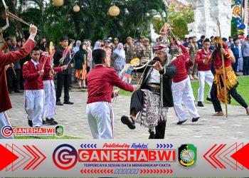 Pelajar Sekolah Rakyat Banyuwangi Hidupkan Spirit Puputan Bayu di Puncak Harjaba ke-254 Pelajar Sekolah Rakyat Banyuwangi Hidupkan Spirit Puputan Bayu di Puncak Harjaba ke-254