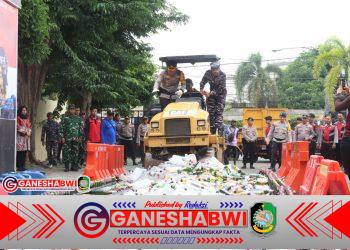 Polresta Banyuwangi Musnahkan Lebih dari 5 Ton Miras dan Knalpot Brong, Tegaskan Komitmen Jaga Kondusivitas Nataru Polresta Banyuwangi Musnahkan Lebih dari 5 Ton Miras dan Knalpot Brong, Tegaskan Komitmen Jaga Kondusivitas Nataru