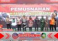 Kasdim 0825 Banyuwangi Pimpin Pemusnahan Miras Ilegal dan Knalpot Brong Jelang Nataru 2025/2026