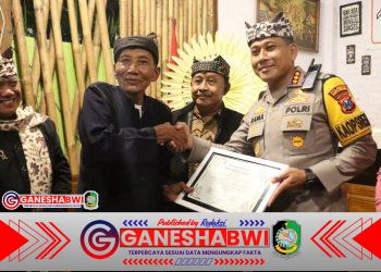 Kapolresta Banyuwangi Dianugerahi Warga Kehormatan Suku Osing, Simbol Harmoni Polri dan Masyarakat Adat Kapolresta Banyuwangi Dianugerahi Warga Kehormatan Suku Osing, Simbol Harmoni Polri dan Masyarakat Adat