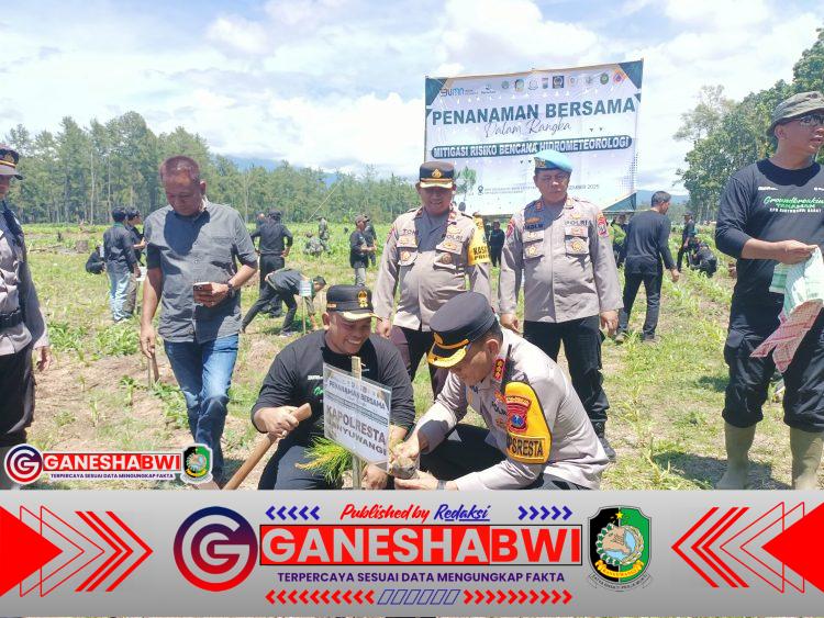 Mitigasi Bencana, Polresta Banyuwangi–Pemkab–Perhutani Tanam Pohon di Kawasan Hutan Kalisetail Mitigasi Bencana, Polresta Banyuwangi–Pemkab–Perhutani Tanam Pohon di Kawasan Hutan Kalisetail