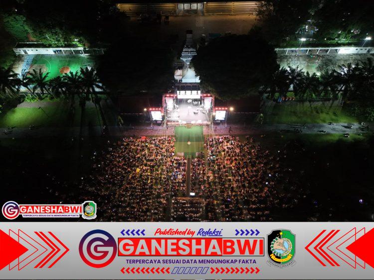 Refleksi Akhir Tahun di Taman Blambangan, Bupati Ipuk Ajak Warga Banyuwangi Saling Menguatkan Sambut 2026 Refleksi Akhir Tahun di Taman Blambangan, Bupati Ipuk Ajak Warga Banyuwangi Saling Menguatkan Sambut 2026