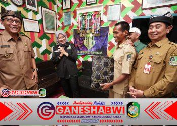 Bupati Ipuk Terharu, Tukang Kebun SD di Banyuwangi Tunaikan Nazar Lari 52 Km Usai Resmi Jadi ASN Bupati Ipuk Terharu, Tukang Kebun SD di Banyuwangi Tunaikan Nazar Lari 52 Km Usai Resmi Jadi ASN