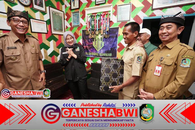 Bupati Ipuk Terharu, Tukang Kebun SD di Banyuwangi Tunaikan Nazar Lari 52 Km Usai Resmi Jadi ASN Bupati Ipuk Terharu, Tukang Kebun SD di Banyuwangi Tunaikan Nazar Lari 52 Km Usai Resmi Jadi ASN