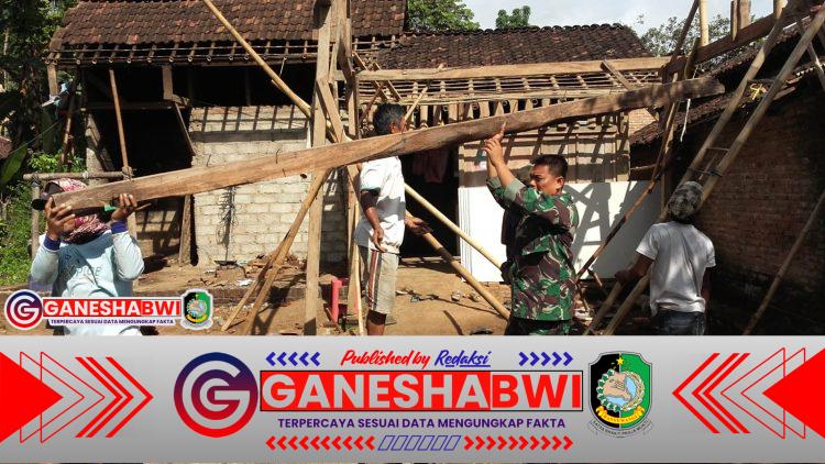 Babinsa Sraten Koramil 0825/07 Cluring Wujudkan Kemanunggalan TNI–Rakyat Lewat Gotong Royong Bangun Rumah Warga