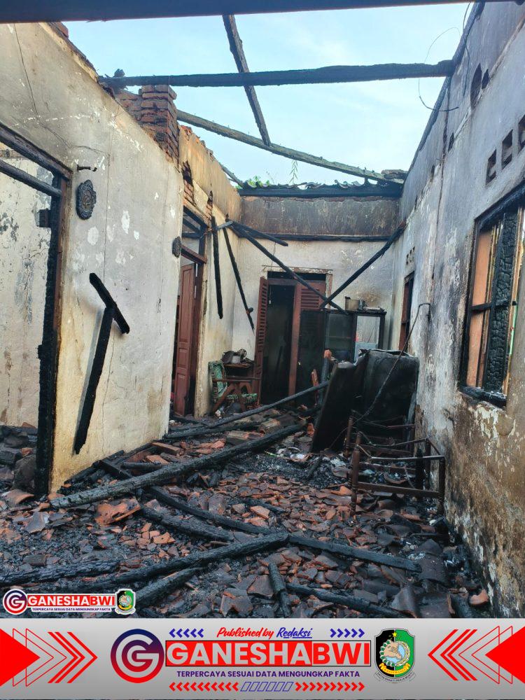 Kebakaran Rumah di Pakistaji Kabat Banyuwangi, Damkarmat Bergerak Cepat Padamkan Api dalam 35 Menit