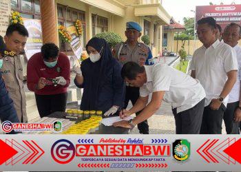 Polresta Banyuwangi Gelar Tes Urine Mendadak, Tegaskan Komitmen Perang Melawan Narkoba Polresta Banyuwangi Gelar Tes Urine Mendadak, Tegaskan Komitmen Perang Melawan Narkoba