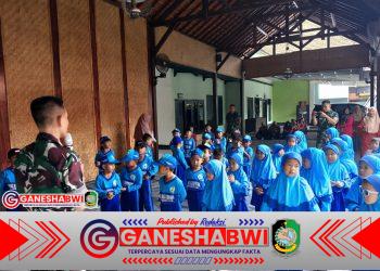 Wisata Edukasi di Kodim 0825 Banyuwangi, Siswa TK IT Al Uswah Dikenalkan Profesi TNI Sejak Dini Wisata Edukasi di Kodim 0825 Banyuwangi, Siswa TK IT Al Uswah Dikenalkan Profesi TNI Sejak Dini