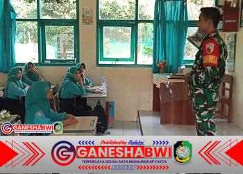 Babinsa Benculuk Sosialisasikan Pendaftaran TNI AD kepada Siswa SMP Sunan Giri Babinsa Benculuk Sosialisasikan Pendaftaran TNI AD kepada Siswa SMP Sunan Giri
