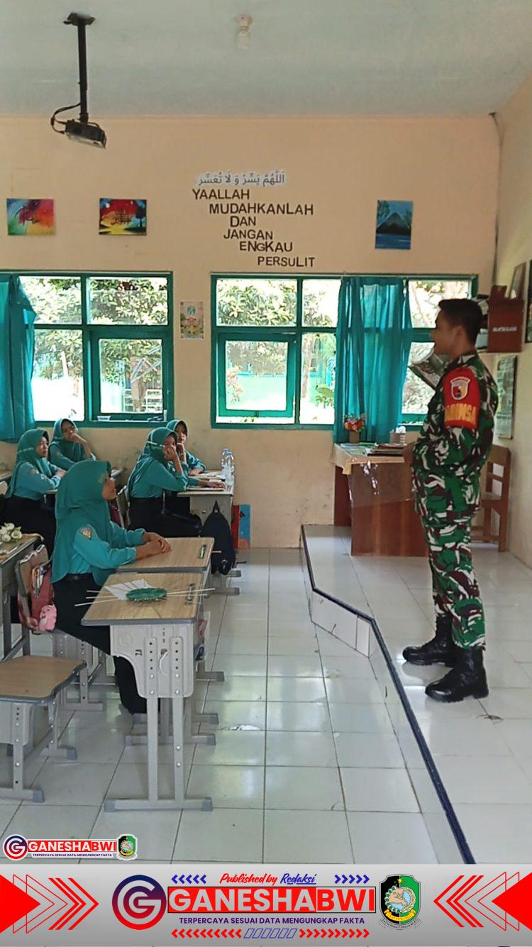 Babinsa Benculuk Sosialisasikan Pendaftaran TNI AD kepada Siswa SMP Sunan Giri