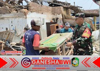 Angin Kencang Robohkan Rumah Warga di Kedayunan Kabat, Babinsa Sigap Lakukan Penanganan