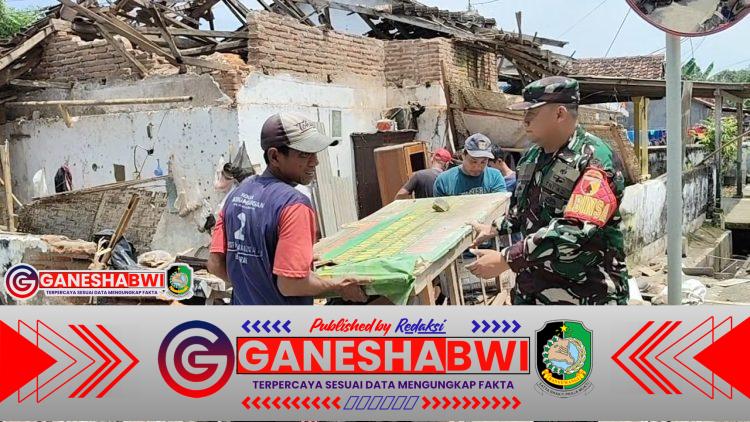 Angin Kencang Robohkan Rumah Warga di Kedayunan Kabat, Babinsa Sigap Lakukan Penanganan Angin Kencang Robohkan Rumah Warga di Kedayunan Kabat, Babinsa Sigap Lakukan Penanganan