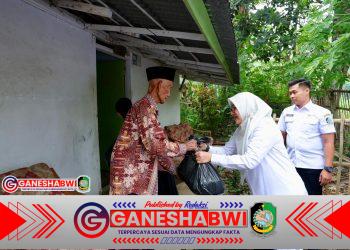 ASN Banyuwangi Berbagi Konsisten Tekan Angka Kemiskinan, Ipuk Turun Langsung Salurkan Puluhan Ribu Paket Sembako