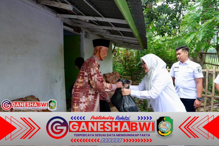 ASN Banyuwangi Berbagi Konsisten Tekan Angka Kemiskinan, Ipuk Turun Langsung Salurkan Puluhan Ribu Paket Sembako