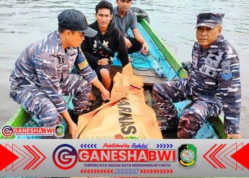 Prajurit TNI AL Sigap Evakuasi Nelayan Meninggal di Laut Muncar