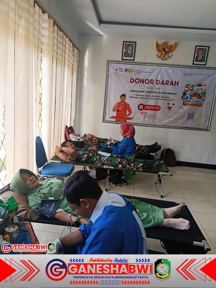 Koramil Kalipuro Perkuat Aksi Kemanusiaan di HUT ke-54 Basarnas, Puluhan Kantong Darah Terkumpul Koramil Kalipuro Perkuat Aksi Kemanusiaan di HUT ke-54 Basarnas, Puluhan Kantong Darah Terkumpul