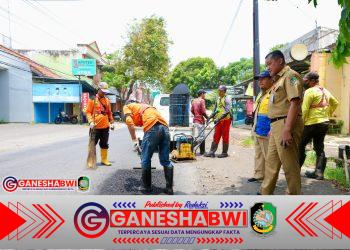 Pemkab Banyuwangi Tuntaskan Jalan Berlubang, 150 Titik Diperbaiki demi Keselamatan Pengendara Pemkab Banyuwangi Tuntaskan Jalan Berlubang, 150 Titik Diperbaiki demi Keselamatan Pengendara