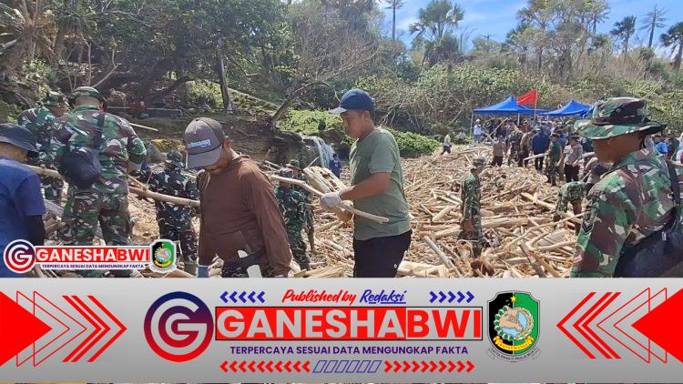 Kodim 0825/Banyuwangi Bersama Warga Bersihkan Pantai Pancur, Jaga Keasrian TN Alas Purwo Kodim 0825/Banyuwangi Bersama Warga Bersihkan Pantai Pancur, Jaga Keasrian TN Alas Purwo