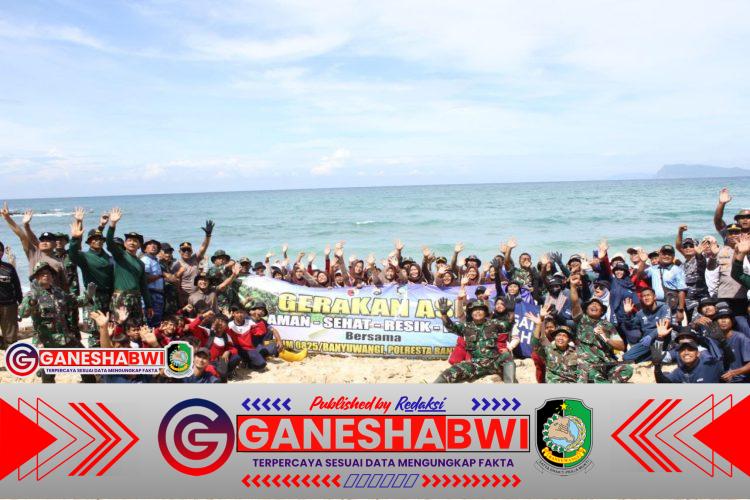 Semangat Gotong Royong Kodim 0825/Banyuwangi Warnai Gerakan ASRI di Pantai Pancur