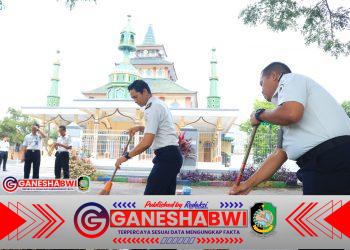 Jelang Ramadhan, Warga Binaan Lapas Banyuwangi Bersihkan Masjid Nurul Yasin Fatimah di SAE Paswangi