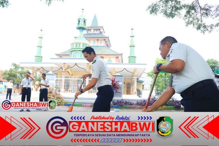 Jelang Ramadhan, Warga Binaan Lapas Banyuwangi Bersihkan Masjid Nurul Yasin Fatimah di SAE Paswangi