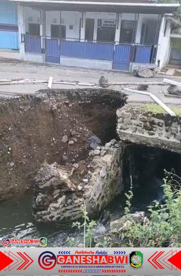 Jembatan Penghubung Desa Bayu Ambrol, Warga Terisolasi: Masyarakat Desak Pemkab Banyuwangi Jangan Tutup Mata Jembatan Penghubung Desa Bayu Ambrol, Warga Terisolasi: Masyarakat Desak Pemkab Banyuwangi Jangan Tutup Mata