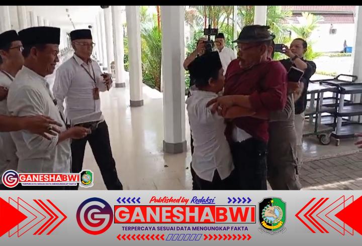 Pascah Hearing DPRD Banyuwangi, Adu Tantangan Meledak di Luar Gedung: Pejabat dan LSM Berantem Soal Tambang Tumpang Pitu Pascah Hearing DPRD Banyuwangi, Adu Tantangan Meledak di Luar Gedung: Pejabat dan LSM Berantem Soal Tambang Tumpang Pitu